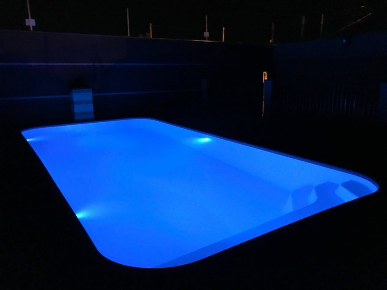 Piscina de Fibra instalada pela Tatu Piscinas em MS